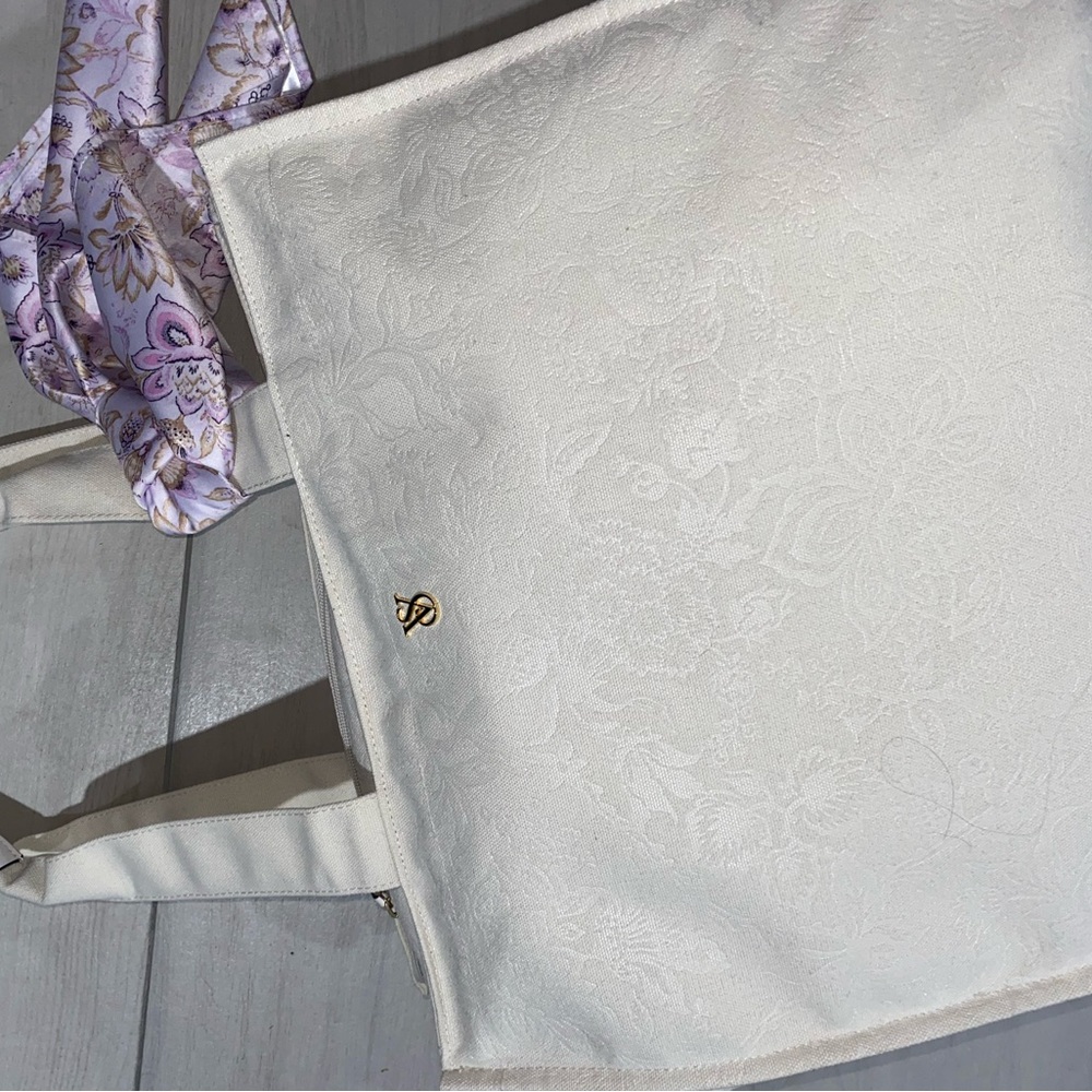 Victoria's Secret White Floral Tote - Picture 3 of 6